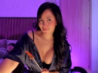 I imagine a gentleman that took me to have a incredible date at a really fancy restaurant, have a nice talk, met each other, and if we have good feelings, after a couple of wine glasses I obviously can’t resist the way he talks, how he look at me and seduce my mind.