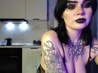 Lernen Sie Intrigen kennen – das Mysterium, dem Sie nicht widerstehen können. Haben Sie schon einmal jemanden getroffen, der Sie auf Trab hält und gerade genug Mysterien hinterlässt, um in Ihnen den Wunsch nach mehr zu wecken? Das bin ich – Intrige. Hallo, ich bin Mary! Ich träume von einem Leben voller Frieden und Harmonie. Bis dahin arbeite ich weiter an mir und meinen Zielen. Sport? Früher habe ich Leichtathletik gemacht, aber jetzt trainiere ich zu Hause, um in Form zu bleiben. Mein Alleinstellungsmerkmal? Mein Blick ist tief, geheimnisvoll und fesselnd. Versuchen Sie, sich nicht darin zu verlieren. Wie habe ich Spaß? Lange Spaziergänge, Filme und Malen – ich liebe es, eine gemütliche Atmosphäre um mich herum zu schaffen. Superkraft meiner Träume? Die Gedanken der Menschen lesen. Es wäre interessant zu sehen, was sich hinter den Masken verbirgt. Wenn ich 5.000 $ hätte? Ich würde es investieren, um 50.000 $ daraus zu machen. Meine Stärken? Belastbarkeit und Willenskraft. Wenn ich etwas will, dann mache ich es möglich. Orte, die ich gerne besuchen würde? Südkorea, Spanien und die Niederlande – wegen der Kultur, der Atmosphäre und der unvergesslichen Erlebnisse! Mein Morgengetränk? Kaffee mit Sahne – mild und belebend. Was liebe ich an mir? Ganz klar mein Aussehen. Was möchte ich lernen? Gitarre spielen und mir dabei nützliche Fähigkeiten aneignen. Ich bin ruhig, nachdenklich, freundlich und taktvoll. Ich liebe es, meinen Lieben zu helfen und dafür zu sorgen, dass sich die Welt um mich herum warm und einladend anfühlt.