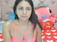 Mi show se
ilumina y resplandece cuando estas dentro de mi; como si me embrujaras con
tus peticiones, fantasías y deseos... Vivo ardiente por complacer tus sueños
eróticos... juego con mis tetas... disfruto con una polla bien rica dentro de
mi coño y culo.