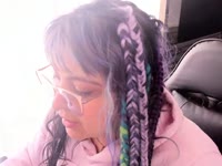 Tiene una presencia que atrae sin esfuerzo: una mirada cálida que invita a acercarse y una sonrisa suave que desarma. Su forma de moverse es natural, segura, con ese encanto silencioso que resulta profundamente sexy. Pero lo que más enamora es su ternura: la manera en que escucha, cómo cuida los detalles y transmite calma. Es sensual sin proponérselo, tierna sin dejar de ser fuerte, y deja una sensación dulce que permanece incluso cuando ya no está.