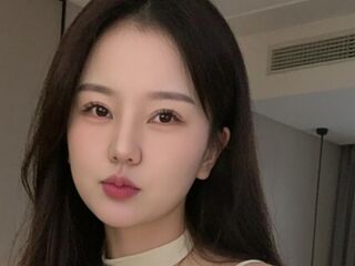 naughty cam girl fingering shaved pussy AiaiaiMimi