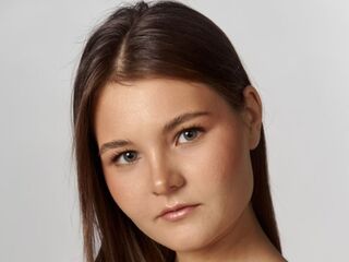 camgirl playing with vibrator CaritaMattox