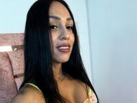 hot cam girl fingering shaved pussy GiaLaurens
