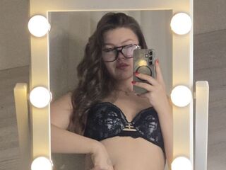 camwhore masturbating with dildo MoraLamons