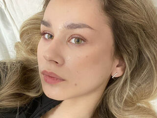 camgirl fingering shaved pussy RoxanePoire